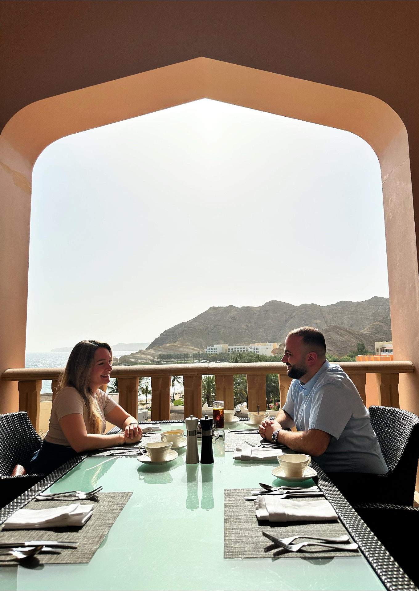 Anita Scheffknecht und Adriatik Pergjegjaj beim gemeinsamen Frühstück mit Meerblick im Oman